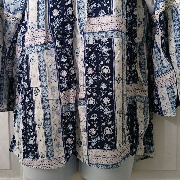 Fig and Flower blue white wide sleeve blouse Sz XL  EUC - Picture 2 of 6